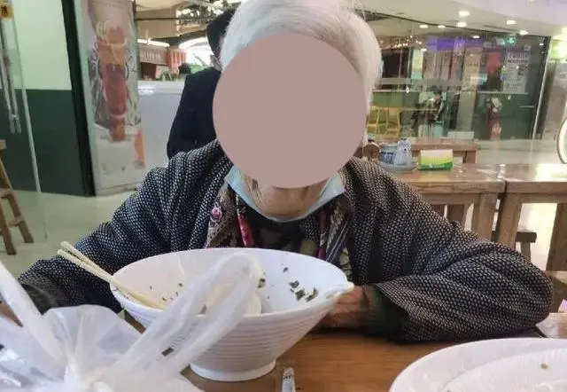 98岁老人吃免费早饭 因没有豆腐砸店 这到底是怎么回事？