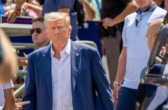 特朗普在监狱自首并拍摄嫌犯大头照  背后真相令人感到震惊