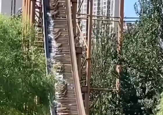 哈尔滨一游乐园设施轨道严重变形  背后真相实在令人感到惊愕