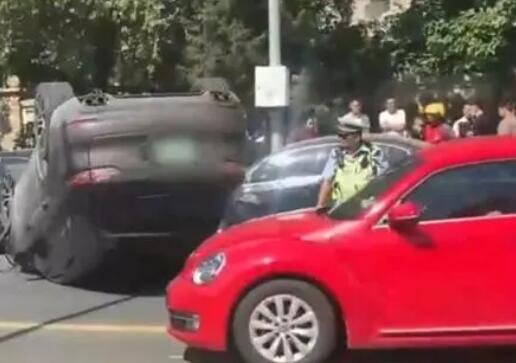 女子开保时捷连撞四五辆路边车辆  背后真相让人惊讶万分