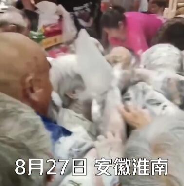 大爷大妈超市抢面粉满脸都是粉 画面曝光简直不忍直视