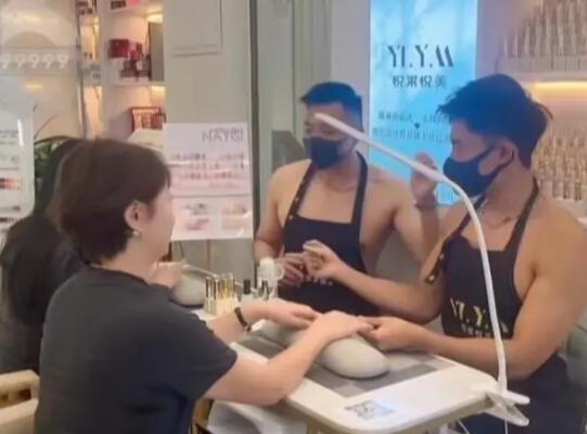 帅哥光膀子为顾客美甲?店家回应  背后真相实在令人感到惊愕