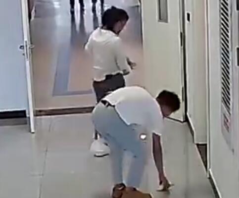 夫妻俩医院捡1万元毫不犹豫上交  背后真相令人感到震惊