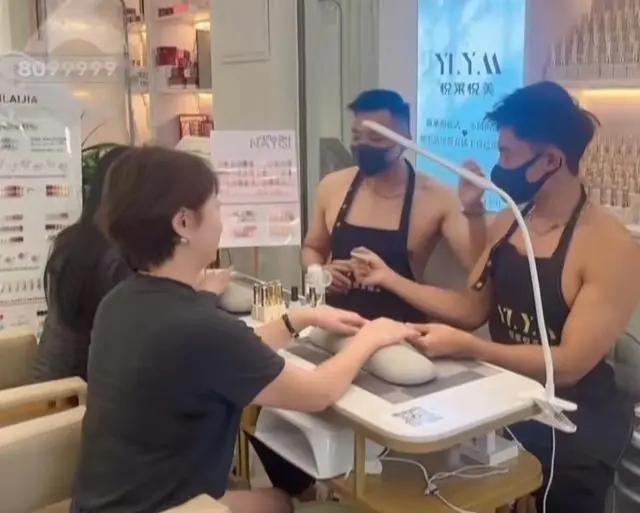 美甲店帅哥光膀子服务?老板回应 内幕曝光简直太意外了