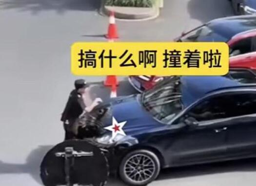 保时捷欲插队被拦数次顶撞保安  背后真相令人感到震惊