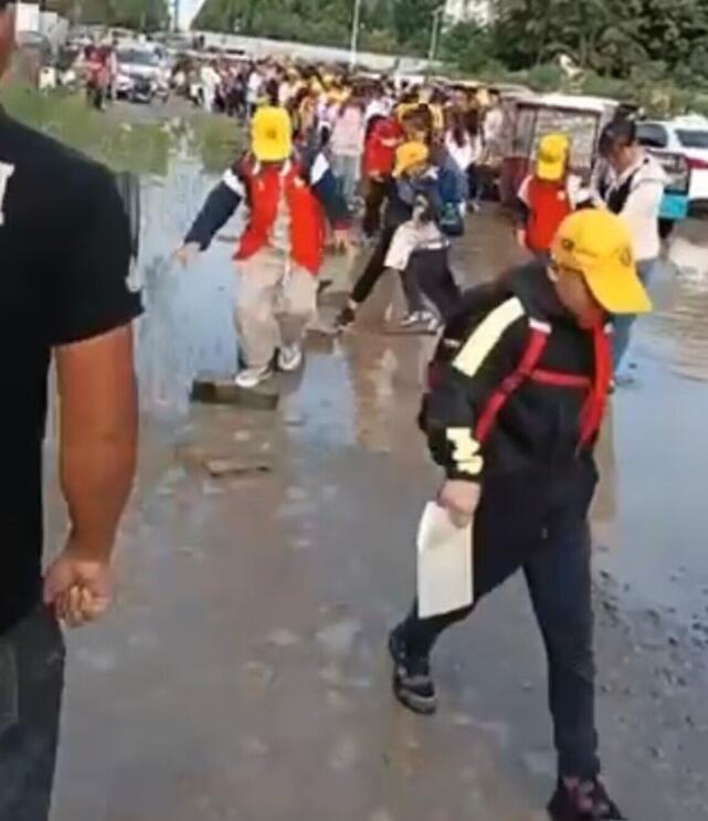 学生踩砖头走泥路入校 学校回应 这到底是怎么回事？