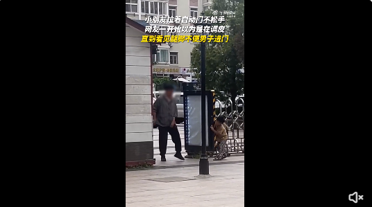 男孩拉门不松手被误会为熊孩子 背后真相让人感到感动