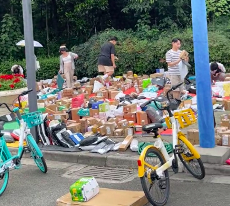 高校禁快递入校 包裹堆积成山 背后真相实在令人感到惊愕