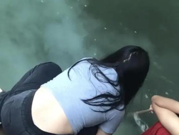 学生洗笔致河水污浊?官方回应:保护环境人人有责