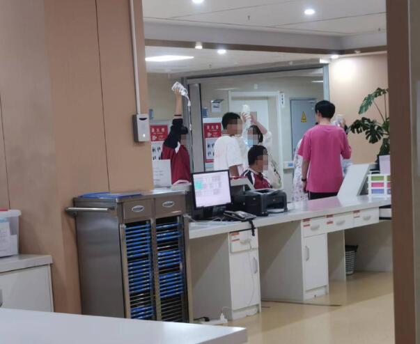 多名学生吃臭鸡腿后送医?教育局回应 背后真相令人感到震惊