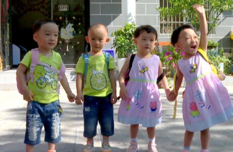全球罕见！双同卵双生四胞胎萌娃上学啦