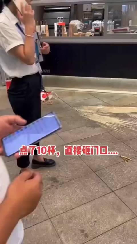 男子在瑞幸店外怒砸多杯酱香拿铁 背后真相令人感到震惊