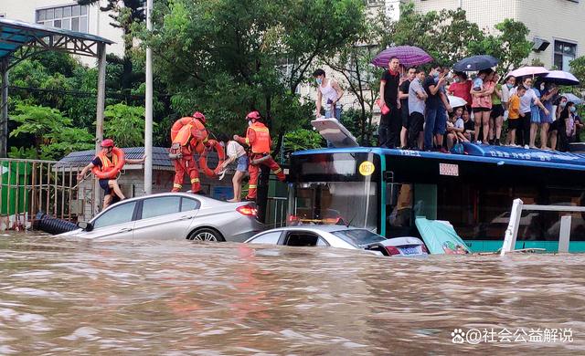 福州暴雨 消防车救援途中坠河 背后真相实在令人感到惊愕