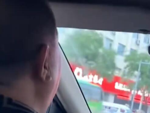 网友打车遇出租车界“郭德纲” 司机：我不用彩排，张嘴就来