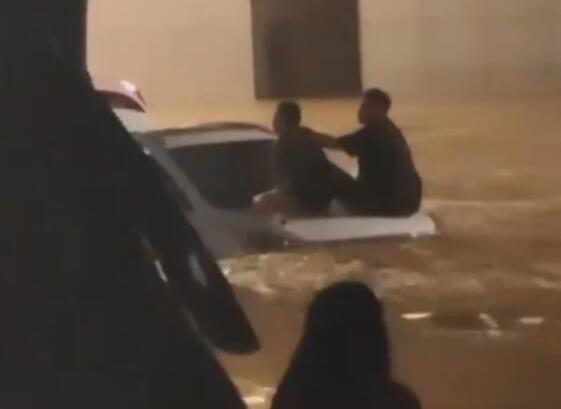 2人被困急流大喊不要冒险营救  背后真相令人感到震惊