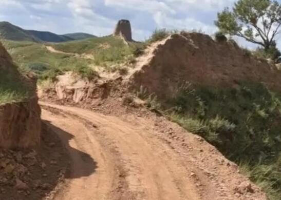 媒体评古长城被拦腰“挖断”  到底是怎么回事