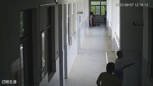 学生徒手挖出炮弹送进校长办公室 背后真相实在令人感到惊愕