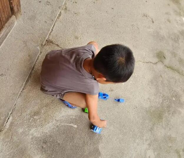 7岁艾滋病毒携带者父亲病亡母亲失踪 背后真相实在令人感到惊愕