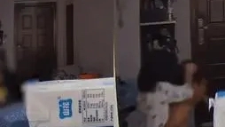 妈妈被家暴 女儿冲出揪爸爸头发阻止 这到底是怎么回事？