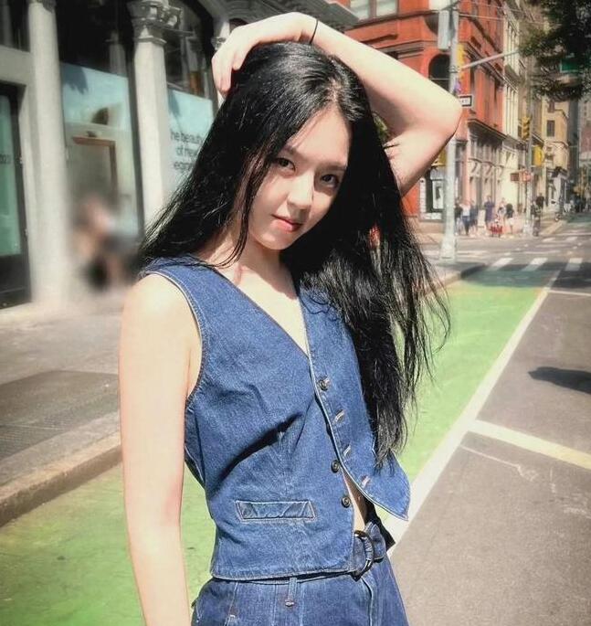 李咏21岁女儿时装秀全程飙英文 背后真相令人感到震惊