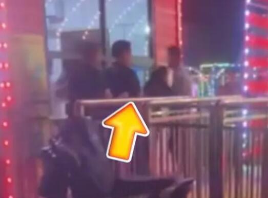 男子左右开弓狂扇游乐园门卫大爷  内幕曝光简直太意外了