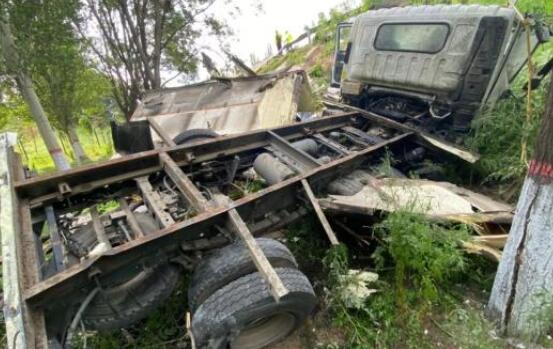 货车爆胎侧翻司机因猫丢了大哭  背后真相令人感到震惊