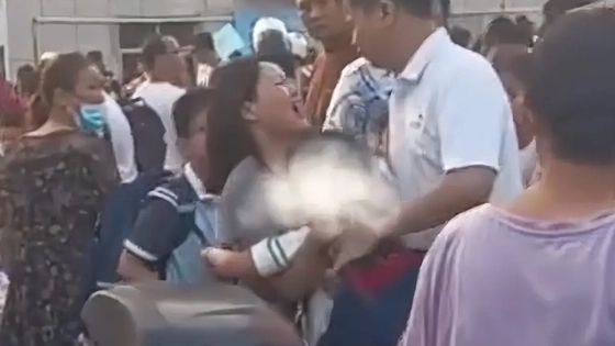 父母离婚在校门口抢孩子 孩子大哭 背后真相令人感到震惊