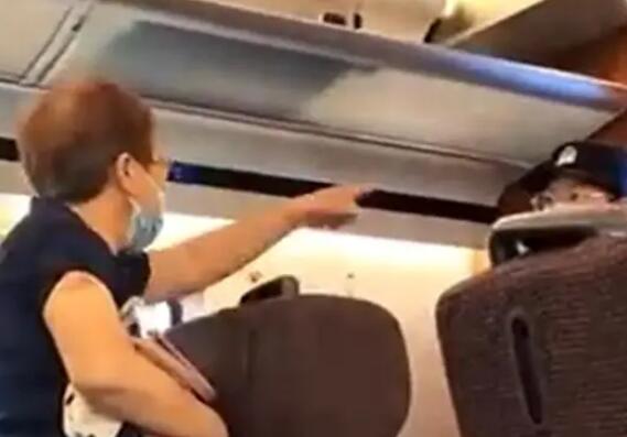 两老人无视乘警劝阻霸占高铁办公位  背后真相令人感到震惊