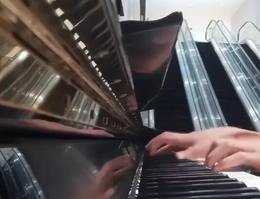 小伙商场弹公共钢琴被阿姨嫌吵  内幕曝光简直太意外了