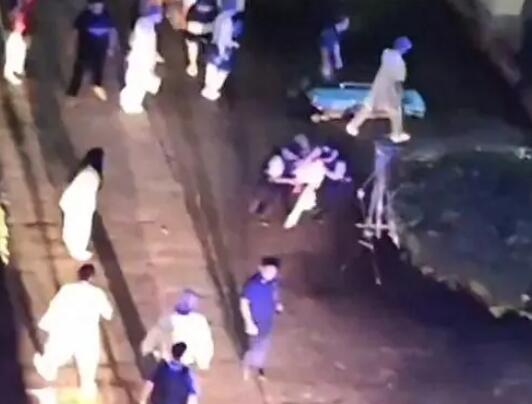 高校有男生进女生宿舍伤人  这到底是怎么回事？