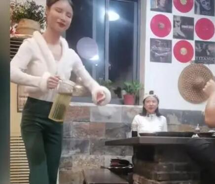火锅店现机器人服务员敬酒倒茶 背后真相实在令人感到惊愕